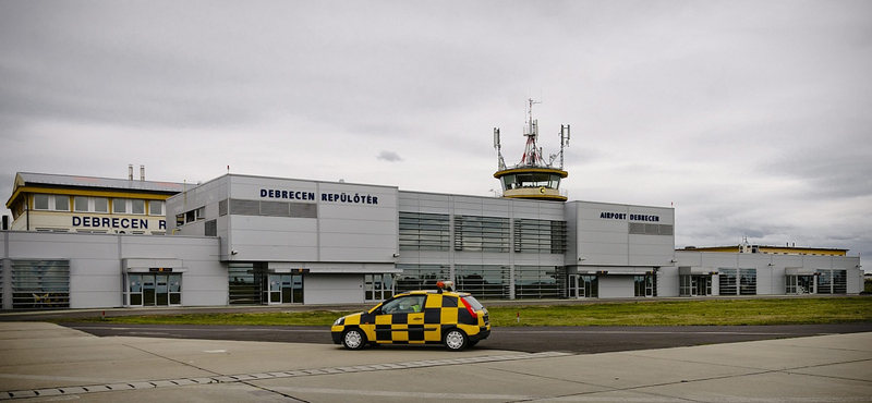 Eldőlt: Debrecen ingyen odaadja a repülőteret üzemeltető cég többségét az államnak