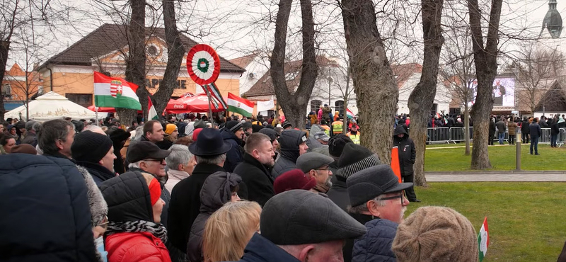 „Nem akartam úgy meghalni, hogy ne lássam Orbán Viktort, csak a tévében” – a miniszterelnök közönségét kérdeztük Kiskőrösön
