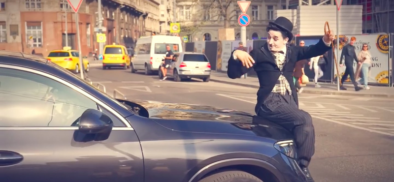Az ifjabbik Vidnyánszky Charlie Chaplinként szórakoztatta a járókelőket a Belvárosban