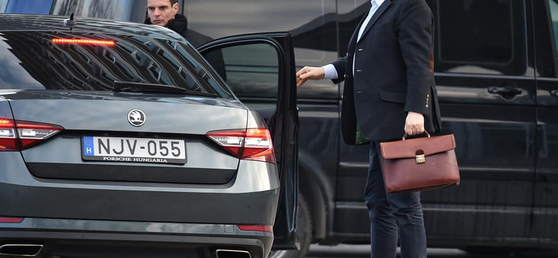 Harrach és Semjén fizette feleségeik szentpétervári útját