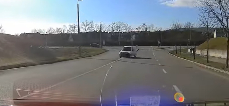 Elrontott driftelés és rossz oldalon érkező autó is feltűnik a legújabb rendőrségi válogatásvideóban