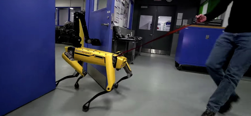 Még visszahúzni sem lehet a robotkutyát: ha nagyon akar, ő márpedig átmegy az ajtón