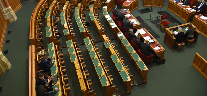 Több százezer forinttal is nőhet a helyettes államtitkárok fizetése