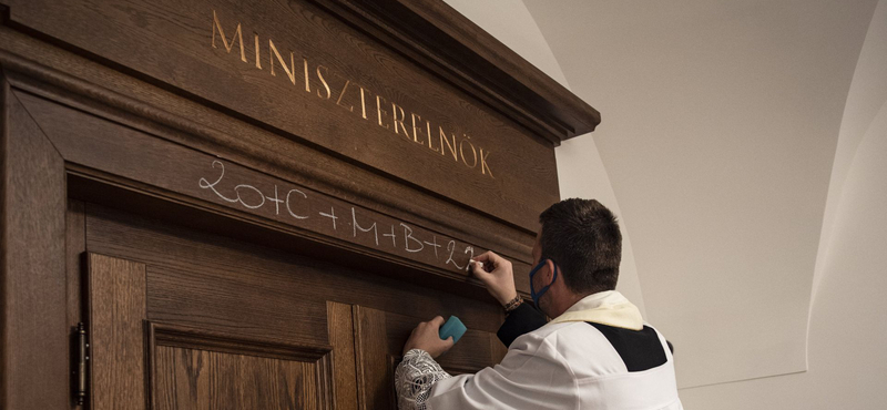 Törölték Orbán Viktor Facebook-oldaláról a fotókat, amelyeken a felfüggesztett sztárpap megszenteli a Karmelitát