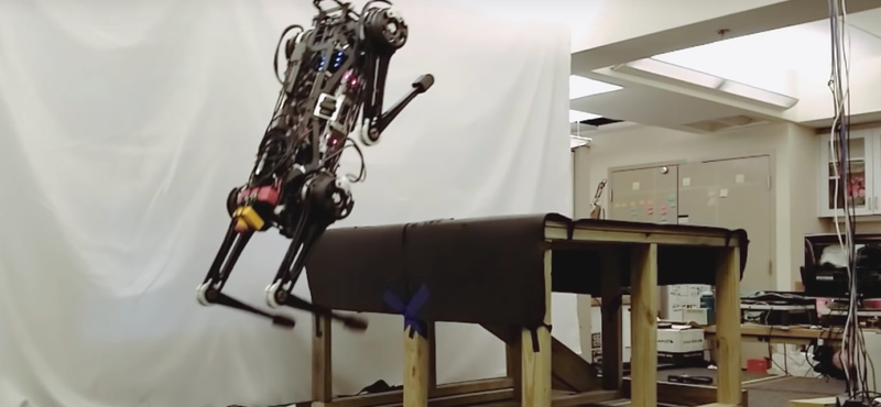 Videó: Fantasztikus és egyben ijesztő, milyen ugrásokra képes ez a robot