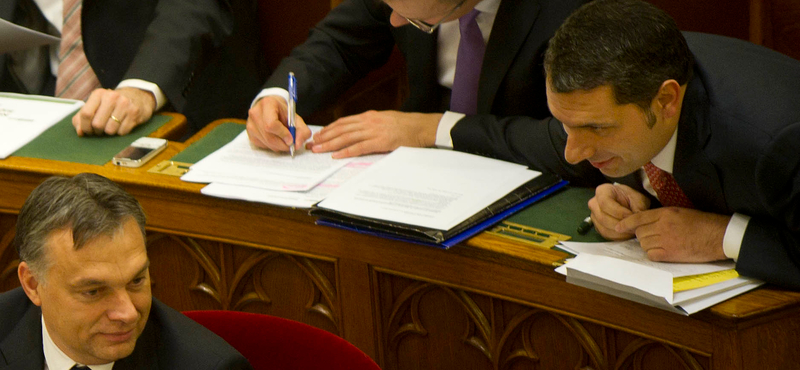 Gázt ad a kormány, két ünnep közt is ülésezik a T. Ház