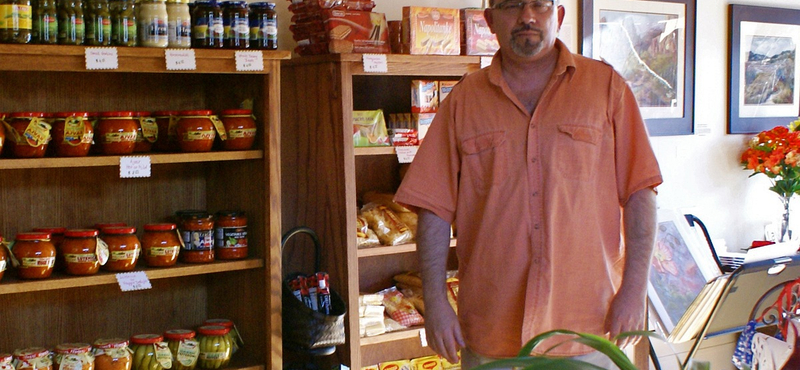 Kirúgták az amerikaiak a Kuruc.info tulajdonosát