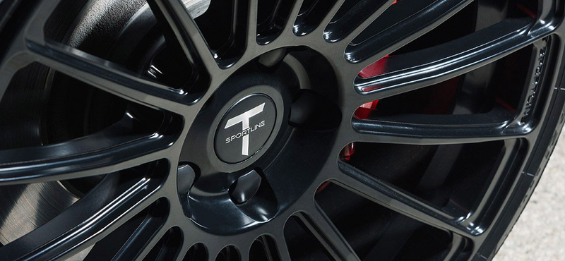Tesla a benzinkúton - sikerült megtankolni, videó a mutatványról