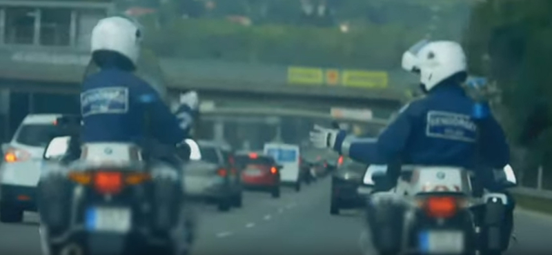 Figyelmeztetést kaptak a kő-papír-ollózó motoros rendőrök