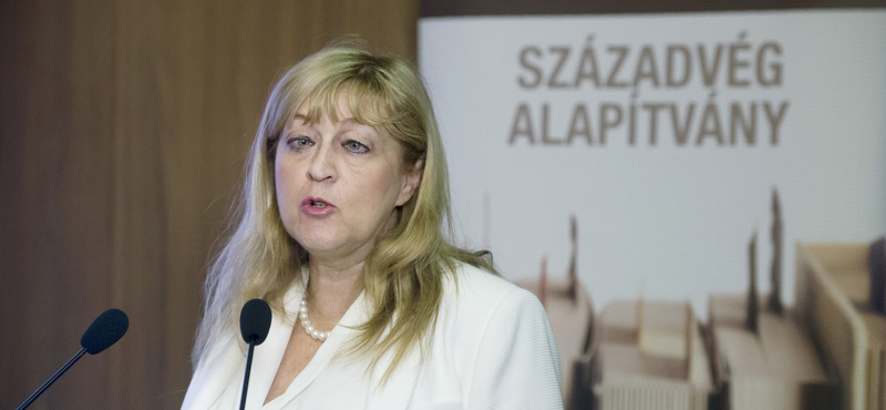 A nap, amikor az EU ismét beintett Orbánéknak, de legalább Schmidt Mária szereti őket – nagyon szereti