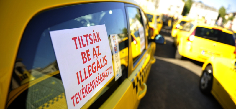 Félig lezárták a Lánchidat a taxisok
