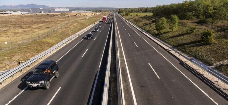 Fotó: minden bólyára jutott egy fideszes az M2-es átadásán