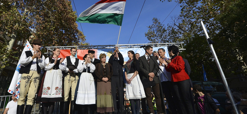 "Összmagyar választásra" készül Orbán – profi kortesbeszédet tartott a határon túliaknak