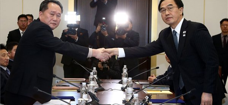 Kipróbálták a két Korea között felizzított forródrótot