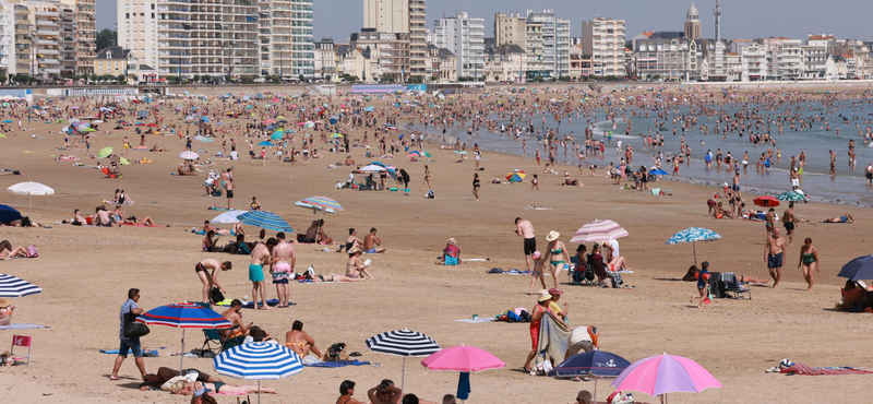 Mostantól tilos a dohányzás a barcelonai strandokon