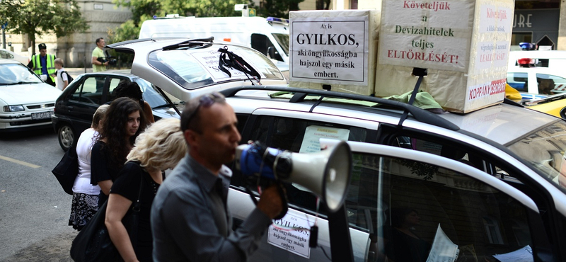 Elindultak Orbán és Gyurcsány házához a tüntetők