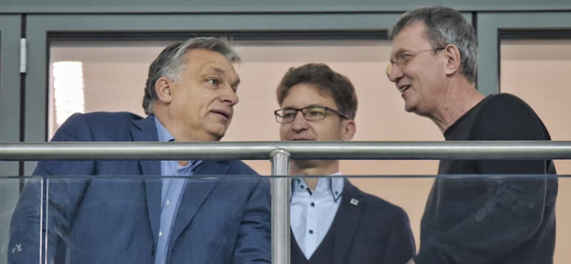 A NER elitje Orbánnal nézi a Vidi stadionavatóját a díszpáholyból - fotók