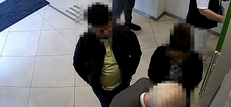 Pénzfelvétel közben fosztottak ki időseket, videón, ahogy a bűnbanda dolgozott