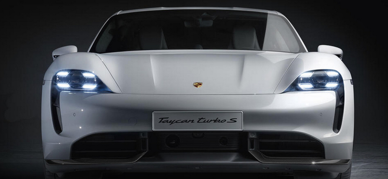 Újít a Porsche: villanyautóba sportos motorhang felárért
