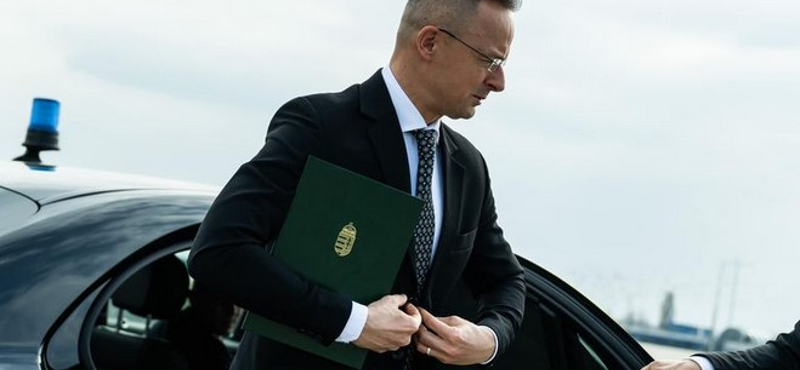 Szijjártó: Jövő év végére készen áll a sorozatgyártásra az új kecskeméti Mercedes-gyár