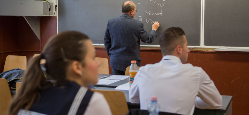 Több iskola tartozások miatt tartja vissza a gyerekek bizonyítványát