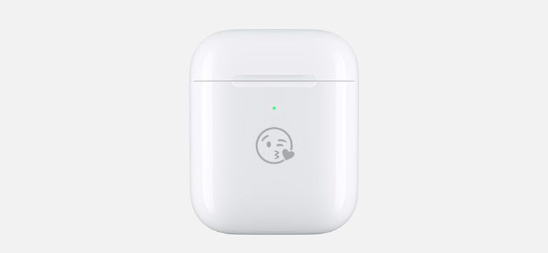 31 emoji ingyenes gravírozása közül választhat az, aki az Apple-től veszi az AirPods fülhallgatót