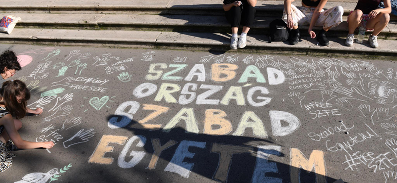 Spiró György, Pintér Béla és több mint 100 európai drámaíró áll ki az SZFE autonómiája mellett