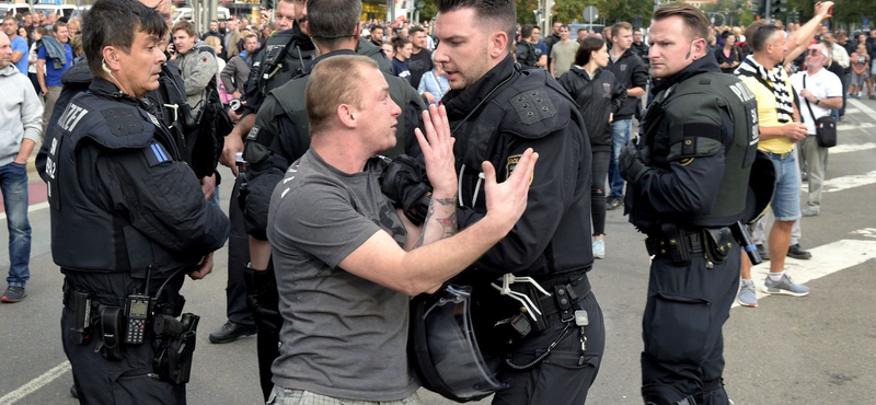 Halléban is náci jelképekkel tüntetett a szélsőjobboldal