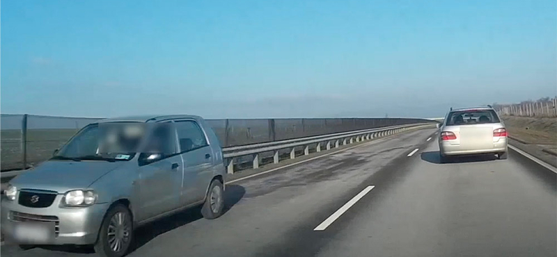 Nagy tempóval hajtott szemben a forgalommal egy autós Hatvannál