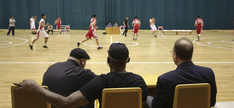 Fotók: Dennis Rodman egy igazi mesterművel kedveskedett az észak-koreai miniszternek