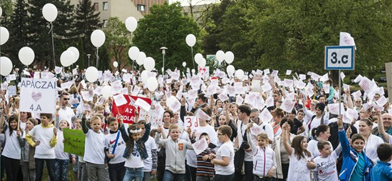 Fehér pólóban tüntettek Nyíregyházán a gyakorlóiskola átadása ellen