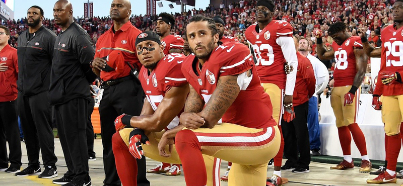 Amerika most döbben rá, mit is jelentett Colin Kaepernick térdelése