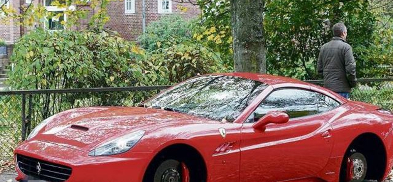 Kilopták a kerekeket egy Ferrari California alól – fotók