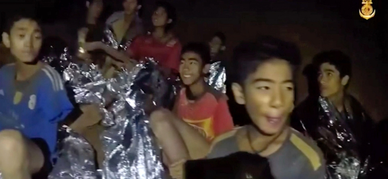 Ketamint kaptak a barlangban rekedt thai fiúk