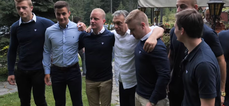Migránsgyűlölő fiatalokkal pózolt Orbán, ők akarják megmutatni Orbán másik arcát