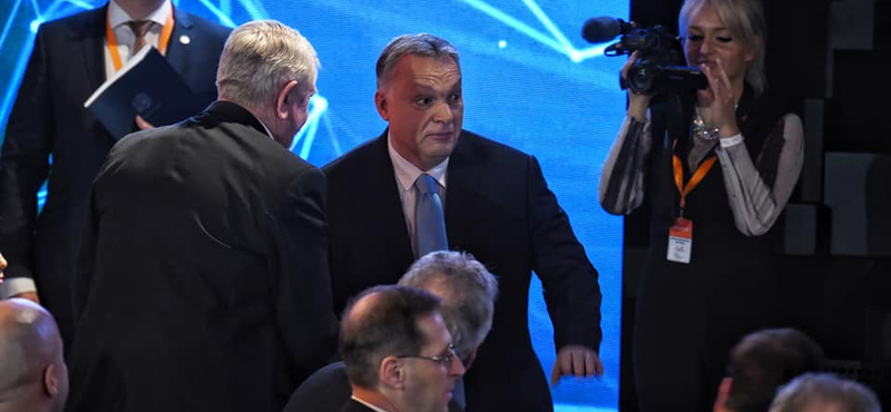 A NER boldogsága: nézzen Orbán-rajongókat a Várkert bazárban (galéria)
