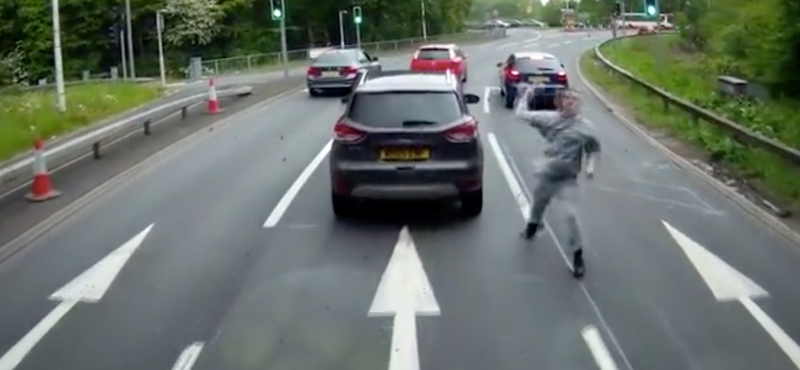 Tejjel állt bosszút a feldühödött autós a teherautó sofőrjén – videó
