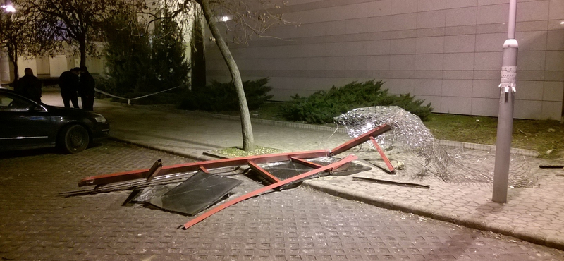 Autóval hajtottak be egy csepeli ékszerboltba, előzetesbe kerülhet ma két ember