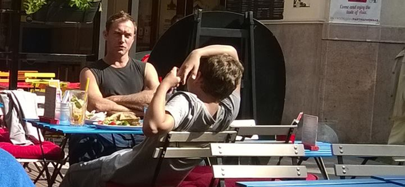 Fotó: Jude Law a Gozsduban ücsörög a fiával
