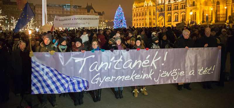 Vízzel öntötték nyakon a hétfői tanártüntetés résztvevőit 
