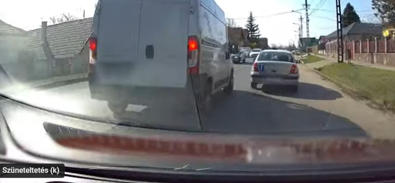 Nagyon sietett egy furgonos, letolta maga elől a tanulóvezetőt - videó