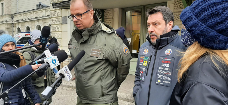 Salvininek egy Putyint ábrázoló pólót nyomtak a kezébe a lengyel határon