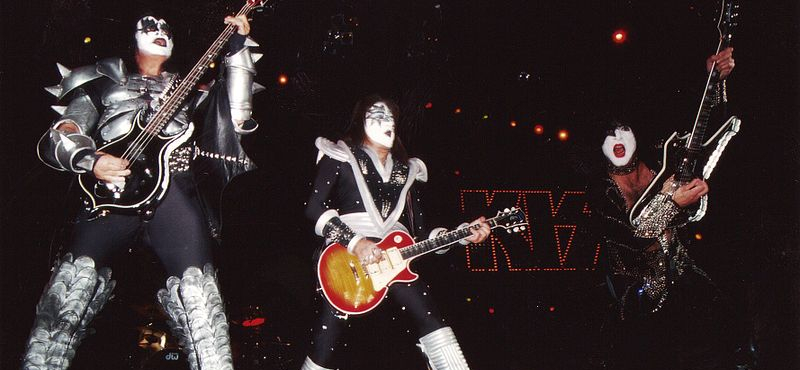 Beperelték Gene Simmons-t szexuális zaklatásért