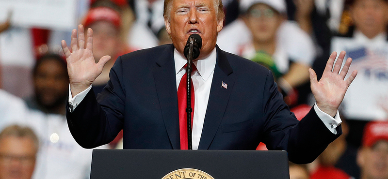 Donald Trump elhalasztotta keddre tervezett évértékelőjét