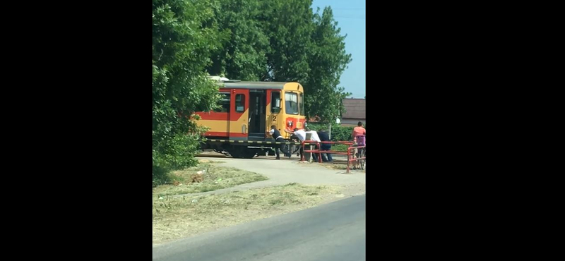 A személyzetnek kellett tolni a vonatot a tiszalöki átjárónál – videó