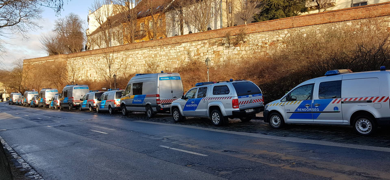 Hatalmas volt a rendőri készültség, de csak tucatnyi tüntető ment a Várba – fotók