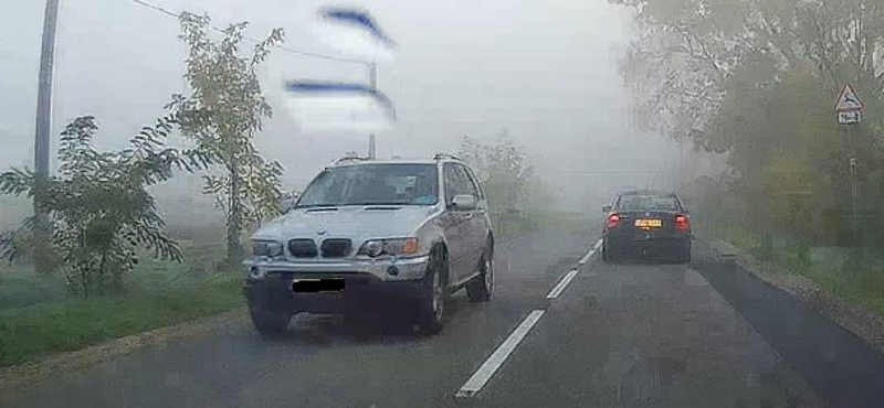 Miért ne előzzünk ködben? Nagyon egyszerű, mutatjuk egy szürke BMW példáján