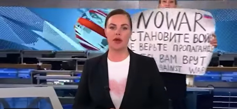 Pénzbüntetést kapott a háború ellen tiltakozó orosz újságíró