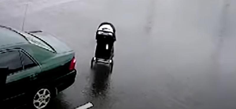 Ijesztő videón, ahogy a forgalmas útra gurul egy elszabadult babakocsi