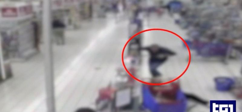 Videón, ahogyan a volt Inter-focista kirúgja a kést az áruházi ámokfutó kezéből